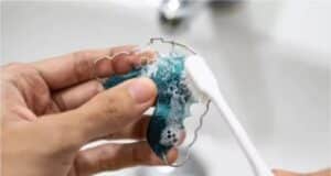 How to brush retainer for cleaning