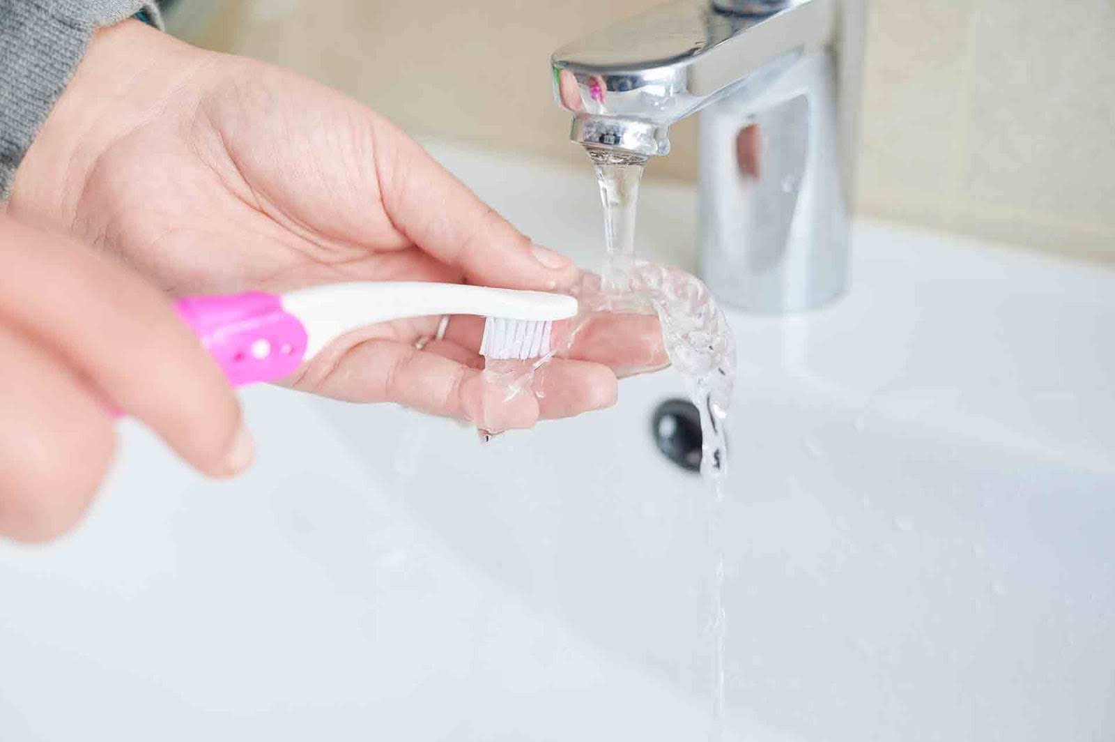Proper way to brush a retainer for effective cleaning
